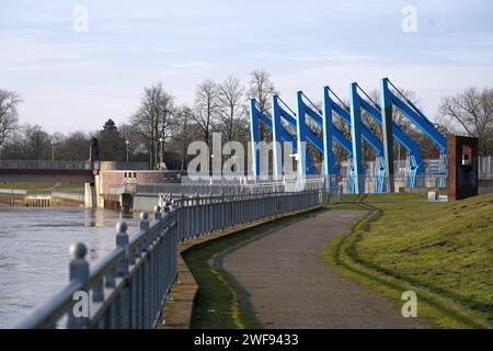 Das 2011 eingeweihte Wasserkraftwerk am rechten Weserufer im Bremer Stadtteil Hemelingen, Ortsteil Hastedt. Die überwiegend unterirdische Zehn-Megawatt-Anlage wurde neben der Weserwehr errichtet. Von 1911 bis 1987 hatte hier ein Acht-Megawatt-Wasserkraftwerk gestanden, gekoppelt mit einem Weserwehr. Nach dem Abriss der gesamten Anlage wurde das Wehr bald durch einen Neubau ersetzt, das Kraftwerk aber erst nach jahrzehntelangem hin und her. Ein Bieterwettbewerb der Bremer Umweltbehörde für den Kraftwerksbau gewann 2002 ein Firmenkonsortium aus dem Greenpeace-Ableger Planet Energy und der Breme Stockfoto