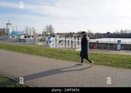 Das 2011 eingeweihte Wasserkraftwerk links am Weserufer im Bremer Stadtteil Hemelingen, Ortsteil Hastedt. Die überwiegend unterirdische Zehn-Megawatt-Anlage wurde neben der Weserwehr rechts errichtet. Von 1911 bis 1987 hatte hier ein Acht-Megawatt-Wasserkraftwerk gestanden, gekoppelt mit einem Weserwehr. Nach dem Abriss der gesamten Anlage wurde das Wehr bald durch einen Neubau ersetzt, das Kraftwerk aber erst nach jahrzehntelangem hin und her. Einen Bieterwettbewerb der Bremer Umweltbehörde für den Kraftwerksbau gewann 2002 ein Firmenkonsortium aus dem Greenpeace-Ableger Planet Energy und der Stockfoto