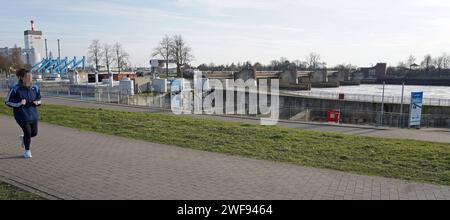 Das 2011 eingeweihte Wasserkraftwerk links am Weserufer im Bremer Stadtteil Hemelingen, Ortsteil Hastedt. Die überwiegend unterirdische Zehn-Megawatt-Anlage wurde neben der Weserwehr rechts errichtet. Von 1911 bis 1987 hatte hier ein Acht-Megawatt-Wasserkraftwerk gestanden, gekoppelt mit einem Weserwehr. Nach dem Abriss der gesamten Anlage wurde das Wehr bald durch einen Neubau ersetzt, das Kraftwerk aber erst nach jahrzehntelangem hin und her. Einen Bieterwettbewerb der Bremer Umweltbehörde für den Kraftwerksbau gewann 2002 ein Firmenkonsortium aus dem Greenpeace-Ableger Planet Energy und der Stockfoto