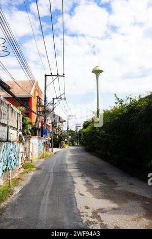 Eine belebte Straße mit lebendigen und komplizierten Graffiti-Kunstwerken an den Seiten, die verschiedene Themen darstellen und der urbanen Szene Charakter verleihen. Stockfoto