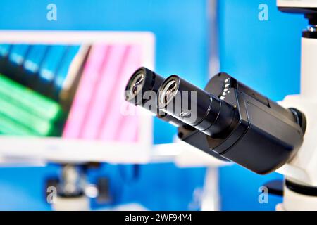 Okulare Polarisations-Stereomikroskop und Monitor Stockfoto
