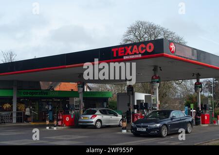 Maidenhead, Berkshire, Großbritannien. Januar 2024. Eine Texaco Tankstelle in Maidenhead, Berkshire. Nach Angaben des Ministeriums für Energiesicherheit und Net Zero ist das Vereinigte Königreich das neuntteuerste Land in der EU für Benzinpreise. Kredit: Maureen McLean/Alamy Stockfoto