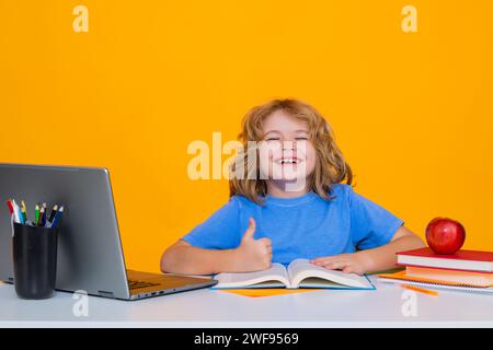 Schüler lernen im Unterricht Englisch in der Schule. Grundschulkind. Porträt des lustigen Lernens. Stockfoto
