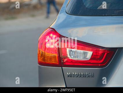 Kiew - Ukraine - 15. Oktober 2019 : Mitsubishi Rückleuchten. Das Auto wurde vom japanischen Automobilhersteller Mitsubishi Motors hergestellt. Hintere Warnleuchten des Fahrzeugs. Vordere Position Stockfoto