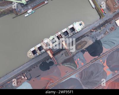 Be- und Entladung von Rohstoffen im Hamburger Hafen. Vogelperspektive von oben nach unten. Stockfoto
