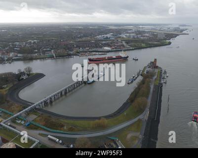 Hamburg, Deutschland, 30. Dezember 2023: Hafenbetrieb, Binnenschifffahrt-Massengutfrachter startbereit am Ladeterminal. Vogelperspektive. Stockfoto