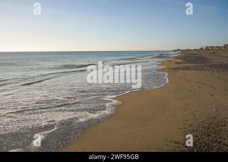 Die Flut zieht am Strand ein. Spanien. Stockfoto