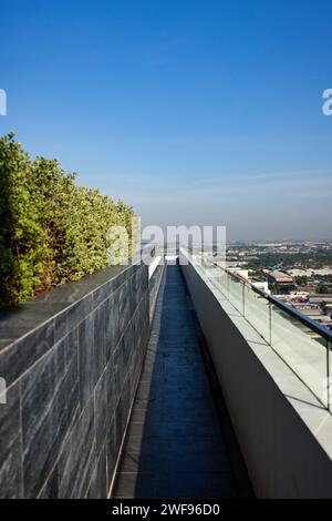 Dieses Foto zeigt die atemberaubende Skyline der Stadt, die von der Spitze eines Hochhauses aus gesehen wird. Stockfoto