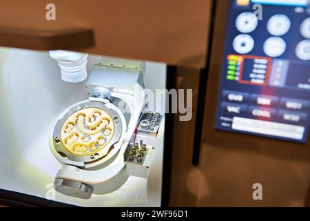 Fräsmaschine für Zahnersatz mit Bedienpult Stockfoto