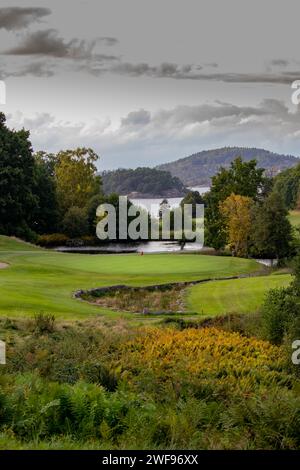 Wunderschönes Golfloch mit Herbstfarben Stockfoto