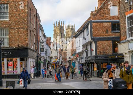 Blick auf Low Petergate in Richtung York Minster, York, England, Großbritannien Stockfoto