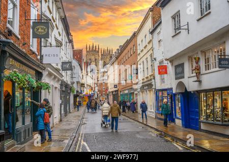 Blick auf Low Petergate in Richtung York Minster, York, England, Großbritannien Stockfoto