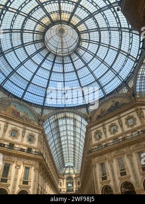 Glasdecke über dem Atrium im Einkaufszentrum Stockfoto