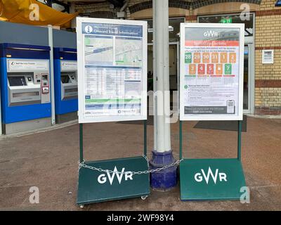 Maidenhead, Großbritannien. Januar 2024. Bahnhof Maidenhead in Berkshire. Von heute an bis zum 6. Februar hat die Arbeitsmarktaktion über die Entlohnung in den Schienennetzen begonnen. Das Leistungsniveau variiert je nach Zugbetreiber und an verschiedenen Tagen. Quelle: Maureen McLean/Alamy Live News Stockfoto