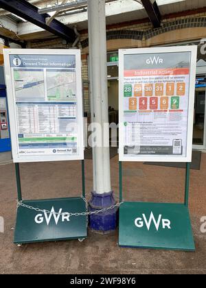 Maidenhead, Großbritannien. Januar 2024. Bahnhof Maidenhead in Berkshire. Von heute an bis zum 6. Februar hat die Arbeitsmarktaktion über die Entlohnung in den Schienennetzen begonnen. Das Leistungsniveau variiert je nach Zugbetreiber und an verschiedenen Tagen. Quelle: Maureen McLean/Alamy Live News Stockfoto