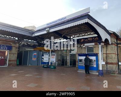 Maidenhead, Großbritannien. Januar 2024. Bahnhof Maidenhead in Berkshire. Von heute an bis zum 6. Februar hat die Arbeitsmarktaktion über die Entlohnung in den Schienennetzen begonnen. Das Leistungsniveau variiert je nach Zugbetreiber und an verschiedenen Tagen. Quelle: Maureen McLean/Alamy Live News Stockfoto