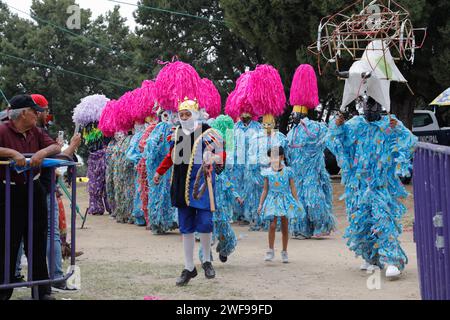 Papalotla, Tlaxcala de Xicotencatl, Mexiko. Januar 2024. Das siebzehnte Atltepeilhuitl-Kulturfestival fand statt, ein Festival prähispanischen Ursprungs und Festival der Bittgabe des Wassers an den Gott des Hügels, an dem mehrere Gemeinden mit ihren jeweiligen Tänzen teilnahmen. Diese traditionelle Feier beginnt am 12. Februar und endet am 13. Februar auf dem Cerro de la Luna. Am 28. Januar 2024 in Tlaxcala de Xicoténcatl, Mexiko. (Kreditbild: © Essene Hernandez/OKULARIS via ZUMA Press Wire) NUR REDAKTIONELLE VERWENDUNG! Nicht für kommerzielle ZWECKE! Stockfoto