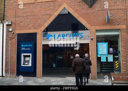 Maidenhead, Großbritannien. Januar 2024. Eine Filiale der Barclays Bank in der Maidenhead High Street, Berkshire. Barclays Bank hat angekündigt, dass sie ihre Filiale in der Maidenhead High Street als Teil der landesweiten Schließungen schließen wird. Die Filiale wird am 26. April geschlossen. Dies ist ein Schlag für die Kunden, insbesondere für einige ältere Kunden, die keine Internet-Banking-Einrichtungen haben. Quelle: Maureen McLean/Alamy Live News Stockfoto