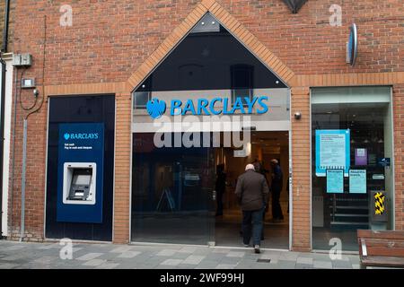 Maidenhead, Großbritannien. Januar 2024. Eine Filiale der Barclays Bank in der Maidenhead High Street, Berkshire. Barclays Bank hat angekündigt, dass sie ihre Filiale in der Maidenhead High Street als Teil der landesweiten Schließungen schließen wird. Die Filiale wird am 26. April geschlossen. Dies ist ein Schlag für die Kunden, insbesondere für einige ältere Kunden, die keine Internet-Banking-Einrichtungen haben. Quelle: Maureen McLean/Alamy Live News Stockfoto