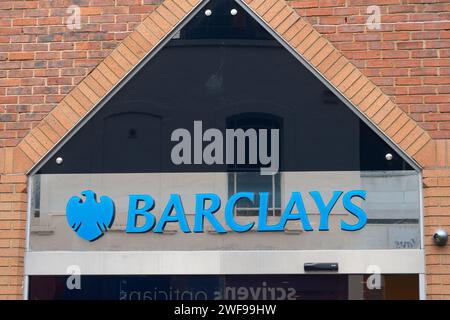 Maidenhead, Großbritannien. Januar 2024. Eine Filiale der Barclays Bank in der Maidenhead High Street, Berkshire. Barclays Bank hat angekündigt, dass sie ihre Filiale in der Maidenhead High Street als Teil der landesweiten Schließungen schließen wird. Die Filiale wird am 26. April geschlossen. Dies ist ein Schlag für die Kunden, insbesondere für einige ältere Kunden, die keine Internet-Banking-Einrichtungen haben. Quelle: Maureen McLean/Alamy Live News Stockfoto