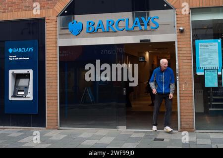 Maidenhead, Großbritannien. Januar 2024. Eine Filiale der Barclays Bank in der Maidenhead High Street, Berkshire. Barclays Bank hat angekündigt, dass sie ihre Filiale in der Maidenhead High Street als Teil der landesweiten Schließungen schließen wird. Die Filiale wird am 26. April geschlossen. Dies ist ein Schlag für die Kunden, insbesondere für einige ältere Kunden, die keine Internet-Banking-Einrichtungen haben. Quelle: Maureen McLean/Alamy Live News Stockfoto