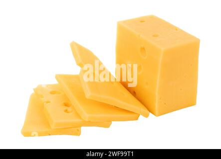 In Scheiben geschnittener Käse mit Löchern auf weißem Hintergrund Stockfoto