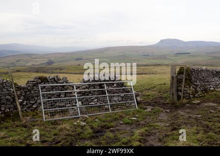 Der Settle Loop ist eine 16 km lange Rundstrecke, die in Siedlung begonnen und beendet werden kann oder von umliegenden Gebieten wie Malham und Stainforth aus verbunden werden kann. Stockfoto