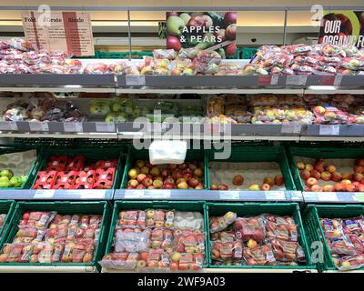 Maidenhead, Großbritannien. Januar 2024. Obst zum Verkauf in einem Waitrose Supermarkt in Maidenhead, Berkshire. Ab dieser Woche treten neue Einfuhrkontrollen nach dem Brexit in Kraft, bei denen die Preise für Obst und Gemüse steigen werden. Im Rahmen der neuen Vorschriften legt die Regierung Anforderungen an die Papiere für EU-Unternehmen fest, die Pflanzenerzeugnisse in das Vereinigte Königreich versenden. Kredit: Maureen McLean/Alamy Stockfoto