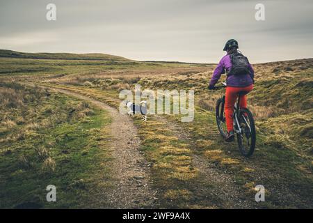 Der Settle Loop ist eine 16 km lange Rundstrecke, die in Siedlung begonnen und beendet werden kann oder von umliegenden Gebieten wie Malham und Stainforth aus verbunden werden kann. Stockfoto