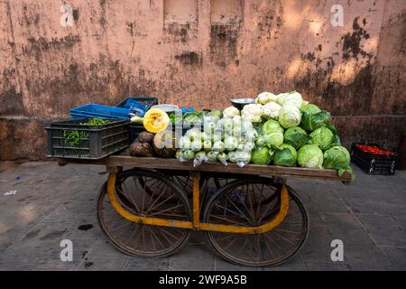 Mumbai, Maharashtra, Indien, Ein Wagen mit Gemüse in der Strete, nur redaktionell. Stockfoto