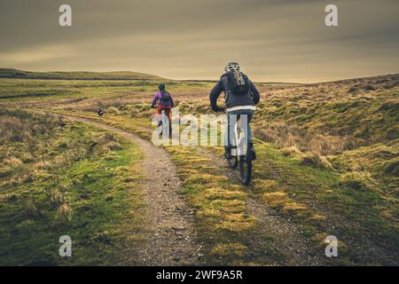 Der Settle Loop ist eine 16 km lange Rundstrecke, die in Siedlung begonnen und beendet werden kann oder von umliegenden Gebieten wie Malham und Stainforth aus verbunden werden kann. Stockfoto