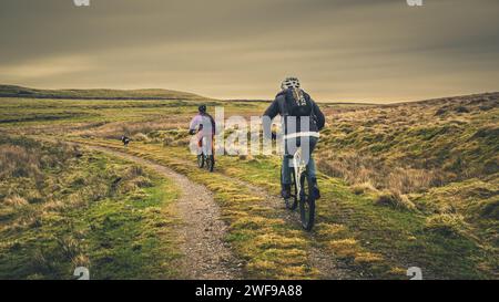 Der Settle Loop ist eine 16 km lange Rundstrecke, die in Siedlung begonnen und beendet werden kann oder von umliegenden Gebieten wie Malham und Stainforth aus verbunden werden kann. Stockfoto