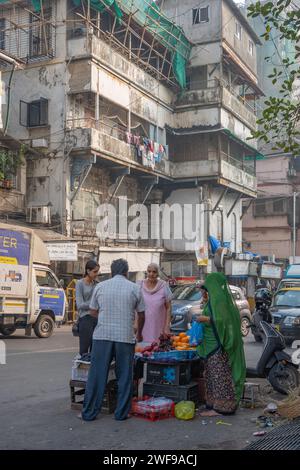 Mumbai, Maharashtra, Indien, Gemüsehändler mit Kracher auf der Straße, nur Editorial. Stockfoto