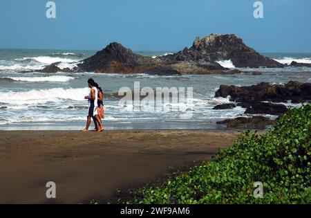 Baga Beach. Die Strände von Goa sind das perfekte Ziel für einen entspannten Urlaub und Urlaub in Indien. Wassersport und die exotischen Meeresfrüchte von Goa genießen, die Strände haben alles. Goa ist der perfekte Ort für Strandaktivitäten mit einer unwiderstehlichen Kombination aus silbernem Sand, Palmenrillen und verspielten Meereswellen, die die Menschen mit ihrem Gezeitenrhythmus verführen. Colva, Goa, Indien. Stockfoto