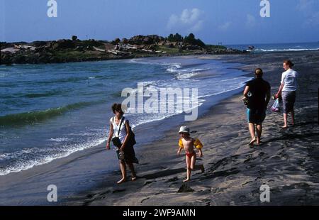 Baga Beach. Die Strände von Goa sind das perfekte Ziel für einen entspannten Urlaub und Urlaub in Indien. Wassersport und die exotischen Meeresfrüchte von Goa genießen, die Strände haben alles. Goa ist der perfekte Ort für Strandaktivitäten mit einer unwiderstehlichen Kombination aus silbernem Sand, Palmenrillen und verspielten Meereswellen, die die Menschen mit ihrem Gezeitenrhythmus verführen. Colva, Goa, Indien. Stockfoto