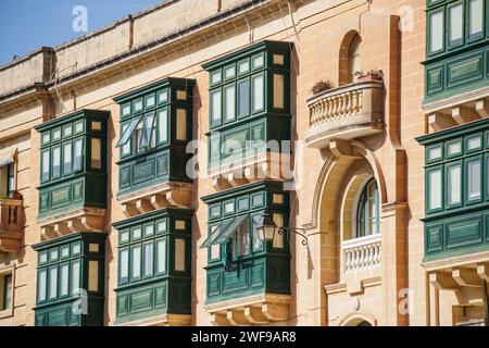 Traditionelle farbenfrohe geschlossene Holzbalkone, genannt Gallarij auf der Insel Malta. Stockfoto