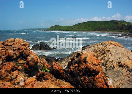 Baga Beach. Die Strände von Goa sind das perfekte Ziel für einen entspannten Urlaub und Urlaub in Indien. Wassersport und die exotischen Meeresfrüchte von Goa genießen, die Strände haben alles. Goa ist der perfekte Ort für Strandaktivitäten mit einer unwiderstehlichen Kombination aus silbernem Sand, Palmenrillen und verspielten Meereswellen, die die Menschen mit ihrem Gezeitenrhythmus verführen. Colva, Goa, Indien. Stockfoto