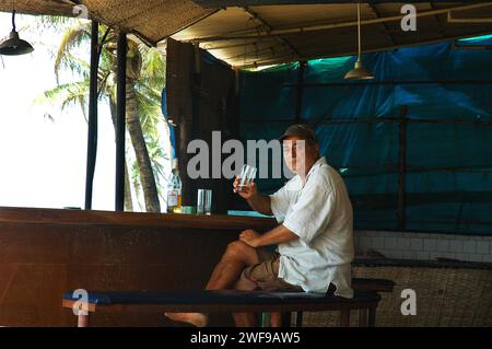 Anjuna Beach. Die Strände von Goa sind das perfekte Ziel für einen entspannten Urlaub und Urlaub in Indien. Wassersport und die exotischen Meeresfrüchte von Goa genießen, die Strände haben alles. Goa ist der perfekte Ort für Strandaktivitäten mit einer unwiderstehlichen Kombination aus silbernem Sand, Palmenrillen und verspielten Meereswellen, die die Menschen mit ihrem Gezeitenrhythmus verführen. Goa, Indien. Stockfoto
