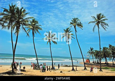 Anjuna Beach. Die Strände von Goa sind das perfekte Ziel für einen entspannten Urlaub und Urlaub in Indien. Wassersport und die exotischen Meeresfrüchte von Goa genießen, die Strände haben alles. Goa ist der perfekte Ort für Strandaktivitäten mit einer unwiderstehlichen Kombination aus silbernem Sand, Palmenrillen und verspielten Meereswellen, die die Menschen mit ihrem Gezeitenrhythmus verführen. Goa, Indien. Stockfoto
