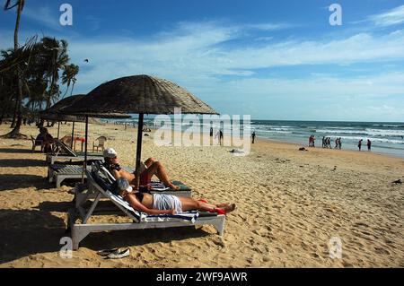 Anjuna Beach. Die Strände von Goa sind das perfekte Ziel für einen entspannten Urlaub und Urlaub in Indien. Wassersport und die exotischen Meeresfrüchte von Goa genießen, die Strände haben alles. Goa ist der perfekte Ort für Strandaktivitäten mit einer unwiderstehlichen Kombination aus silbernem Sand, Palmenrillen und verspielten Meereswellen, die die Menschen mit ihrem Gezeitenrhythmus verführen. Goa, Indien. Stockfoto