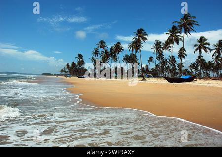 Anjuna Beach. Die Strände von Goa sind das perfekte Ziel für einen entspannten Urlaub und Urlaub in Indien. Wassersport und die exotischen Meeresfrüchte von Goa genießen, die Strände haben alles. Goa ist der perfekte Ort für Strandaktivitäten mit einer unwiderstehlichen Kombination aus silbernem Sand, Palmenrillen und verspielten Meereswellen, die die Menschen mit ihrem Gezeitenrhythmus verführen. Goa, Indien. Stockfoto