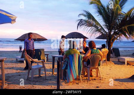 Anjuna Beach. Die Strände von Goa sind das perfekte Ziel für einen entspannten Urlaub und Urlaub in Indien. Wassersport und die exotischen Meeresfrüchte von Goa genießen, die Strände haben alles. Goa ist der perfekte Ort für Strandaktivitäten mit einer unwiderstehlichen Kombination aus silbernem Sand, Palmenrillen und verspielten Meereswellen, die die Menschen mit ihrem Gezeitenrhythmus verführen. Goa, Indien. Stockfoto