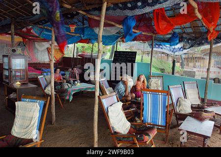 Anjuna Beach. Die Strände von Goa sind das perfekte Ziel für einen entspannten Urlaub und Urlaub in Indien. Wassersport und die exotischen Meeresfrüchte von Goa genießen, die Strände haben alles. Goa ist der perfekte Ort für Strandaktivitäten mit einer unwiderstehlichen Kombination aus silbernem Sand, Palmenrillen und verspielten Meereswellen, die die Menschen mit ihrem Gezeitenrhythmus verführen. Goa, Indien. Stockfoto