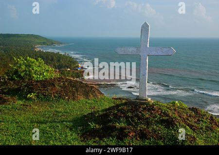 Anjuna Beach. Die Strände von Goa sind das perfekte Ziel für einen entspannten Urlaub und Urlaub in Indien. Wassersport und die exotischen Meeresfrüchte von Goa genießen, die Strände haben alles. Goa ist der perfekte Ort für Strandaktivitäten mit einer unwiderstehlichen Kombination aus silbernem Sand, Palmenrillen und verspielten Meereswellen, die die Menschen mit ihrem Gezeitenrhythmus verführen. Goa, Indien. Stockfoto