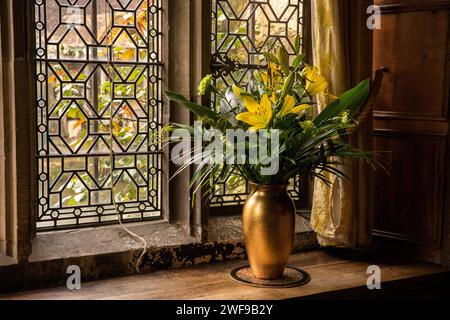 Großbritannien, England Kent, Hever, Hever Castle, Blumen am Bleifenster Stockfoto