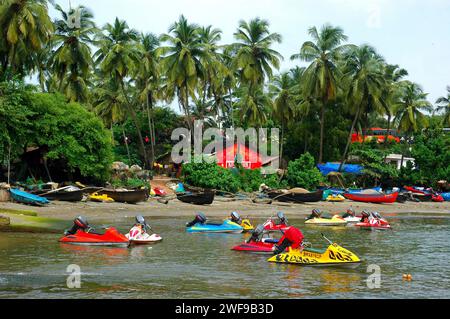 Dona Paula Beach. Die Strände von Goa sind das perfekte Ziel für einen entspannten Urlaub und Urlaub in Indien. Wassersport und die exotischen Meeresfrüchte von Goa genießen, die Strände haben alles. Goa ist der perfekte Ort für Strandaktivitäten mit einer unwiderstehlichen Kombination aus silbernem Sand, Palmenrillen und verspielten Meereswellen, die die Menschen mit ihrem Gezeitenrhythmus verführen. Colva, Goa, Indien. Stockfoto