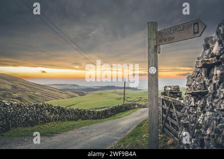 Der Settle Loop ist eine 16 km lange Rundstrecke, die in Siedlung begonnen und beendet werden kann oder von umliegenden Gebieten wie Malham und Stainforth aus verbunden werden kann. Stockfoto