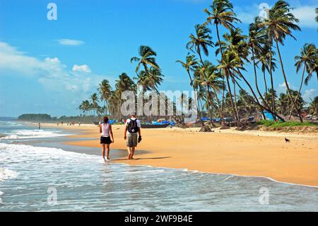 Colva Beach erstreckt sich über 2,5 eine Sandküste von etwa 25 km, die sich von Bogmalo im Norden bis Cabo de Rama im Süden erstreckt. Die Strände von Goa sind das perfekte Ziel für einen entspannten Urlaub und Urlaub in Indien. Wassersport und die exotischen Meeresfrüchte von Goa genießen, die Strände haben alles. Goa ist der perfekte Ort für Strandaktivitäten mit einer unwiderstehlichen Kombination aus silbernem Sand, Palmenrillen und verspielten Meereswellen, die die Menschen mit ihrem Gezeitenrhythmus verführen. Colva, Goa, Indien. Stockfoto