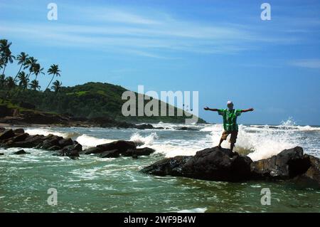 Baga Beach. Die Strände von Goa sind das perfekte Ziel für einen entspannten Urlaub und Urlaub in Indien. Wassersport und die exotischen Meeresfrüchte von Goa genießen, die Strände haben alles. Goa ist der perfekte Ort für Strandaktivitäten mit einer unwiderstehlichen Kombination aus silbernem Sand, Palmenrillen und verspielten Meereswellen, die die Menschen mit ihrem Gezeitenrhythmus verführen. Colva, Goa, Indien. Stockfoto