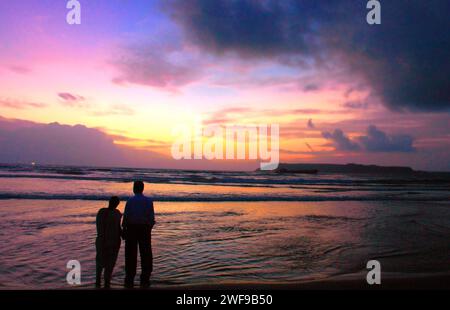 Miramar Beach. Die Strände von Goa sind das perfekte Ziel für einen entspannten Urlaub und Urlaub in Indien. Wassersport und die exotischen Meeresfrüchte von Goa genießen, die Strände haben alles. Goa ist der perfekte Ort für Strandaktivitäten mit einer unwiderstehlichen Kombination aus silbernem Sand, Palmenrillen und verspielten Meereswellen, die die Menschen mit ihrem Gezeitenrhythmus verführen. Colva, Goa, Indien. Stockfoto